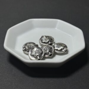 泰國清邁手工銀配件｜兩片圓形浮雕花通孔珠 1入｜串珠材料