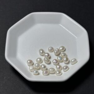 天然淡水珍珠配件｜通孔 小石頭奶白兩面光珍珠 4/5mm 1粒｜串珠材料